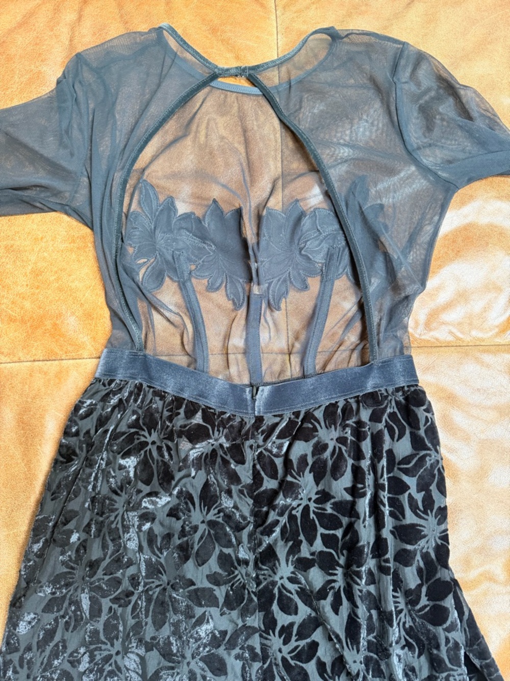 VICTORIA'S SECRET Sheer Romper Open Back Wide Leg Floral Velvet Mesh Appliqué M - Picture 8 of 9